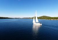 sejlbåd blå himmel havbugt sejlbåd losinj kroatien